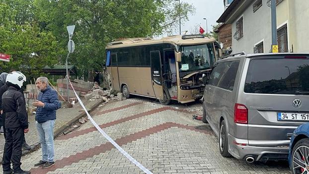 Üsküdar’da servis aracı kaza yaptı: 10 öğrenci hafif yaralandıÜsküdar’da servis aracı kaza yaptı: 10 öğrenci hafif yaralandı