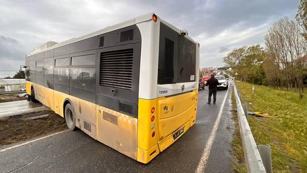 İstanbul- Büyükçekmece'de İETT otobüsü bariyerlere çarptı