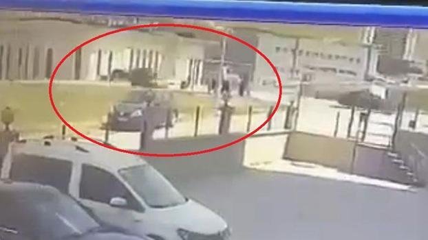 Ankara'da otomobilin otobüs durağına çarpması kamerada; 3 yaralı