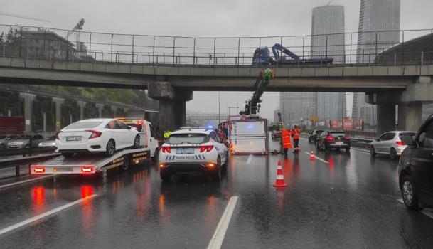 İstanbul- Sarıyer'de TEM Otoyolu'nu kilitleyen kaza: 4 yaralı