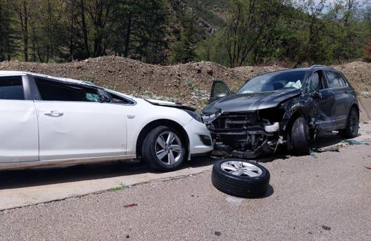 Kaza yerindeki ambulans ve polis araçlarına otomobil çarptı; 10 yaralı