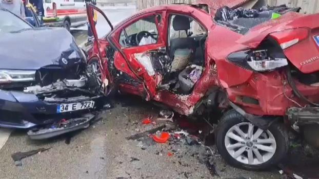 İstanbul - Sancaktepe’de otomobil, park halindeki araca çarptı: 1 ölü, 3 yaralı