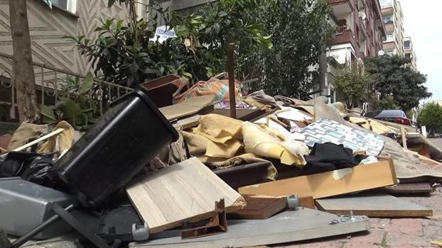 Avcılar'da kiracılara kızan ev sahibi eşyaları balkondan attı