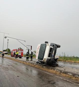 Tekirdağ’da lastiği patlayan servis minibüsü devrildi: 7 yaralı