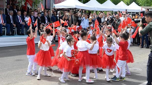 Diyarbakır'da 23 Nisan gösterilerle kutlandı