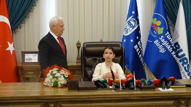 Bursa Büyükşehir Belediye Başkanlığı koltuğuna 10 yaşındaki Zeyna Defne oturdu