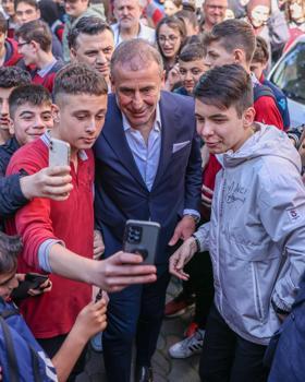 Trabzonspor Teknik Direktörü Avcı öğrencilerle bir araya geldi