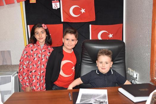 Sivas’ta 4 yaşındaki Aras, mahalle muhtarının koltuğunu devraldı