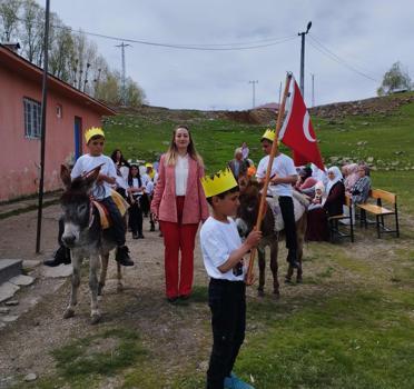 Köy okulunda atlı-eşekli 23 Nisan kutlaması