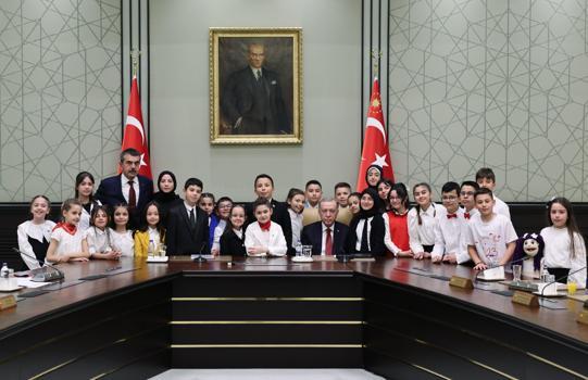 Cumhurbaşkanı Erdoğan, çocuklarla bir araya geldi (2)