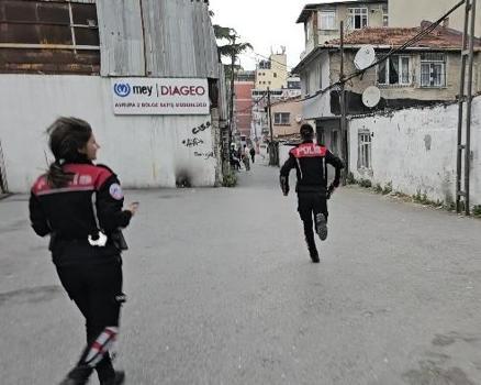 İstanbul - Gaziosmanpaşa'da uyuşturucu denetimi; "Yunuslar geziyor diye vermiyorlar"