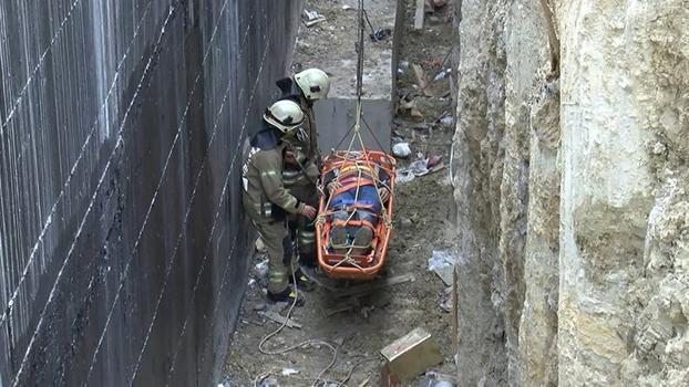 Bağcılar'da 10 metre yükseklikten düşen işçiyi itfaiye ekipleri 1 saatlik çalışma sonucu kurtardı