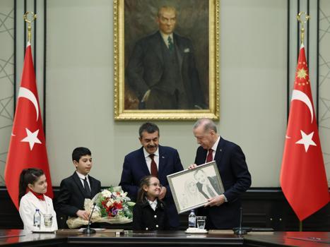 Erdoğan'a annesiyle resmini hediye eden Buğlem: Çok mutlu oldu