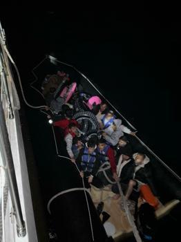 Bodrum açıklarında lastik botta 23 kaçak göçmen yakalandı