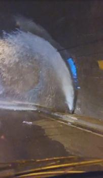 TIR, tünelde yangın musluğuna çarptı; fışkıran su yola aktı