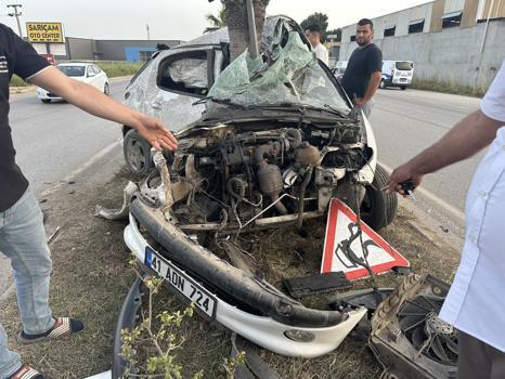 Adana'da, refüjdeki ağaca çarpan otomobilin sürücüsü ağır yaralandı