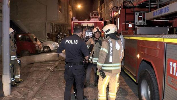 Sultangazi'de, 4 katlı binanın bodrum katında yangın: 2 kişi dumandan etkilendi
