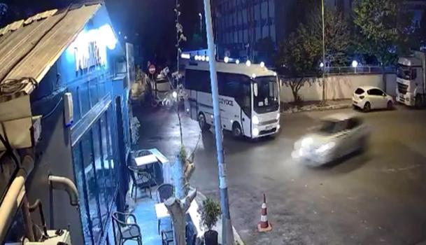 İstanbul - Avcılar’da otomobil kafeye girdi, kedi saniyelerle kurtuldu