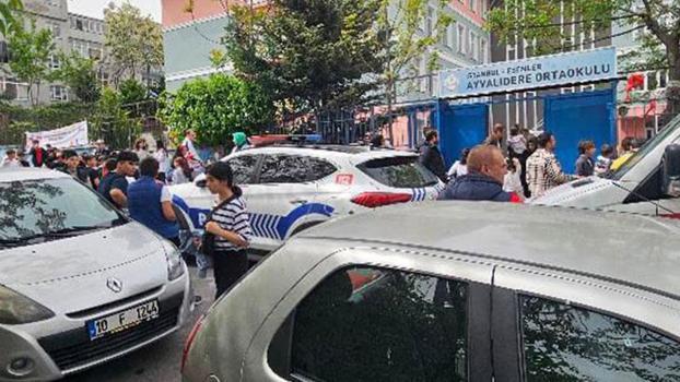 Esenler'de 23 Nisan gösterilerinde öğretmene saldırı