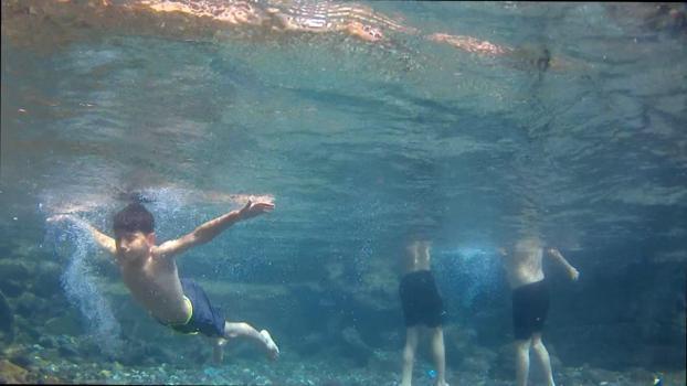 Diyarbakır’da yasağa rağmen süs havuzunda çocukların tehlikeli serinliği