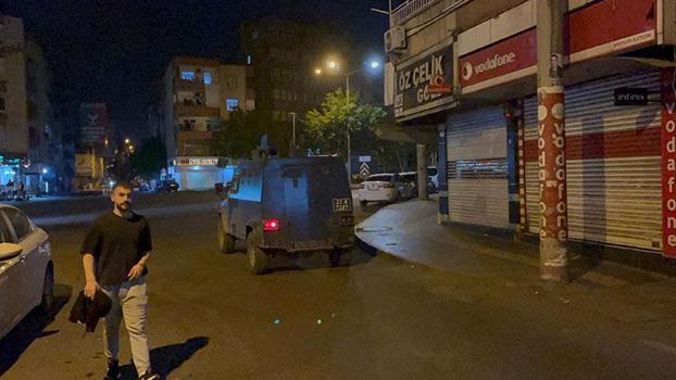 Diyarbakır'da, caddede otomobilin yolcu koltuğunda gördüğü annesini tabancayla vurdu