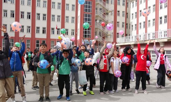 Öğretmenler, 200 öğrenciye top hediye etti
