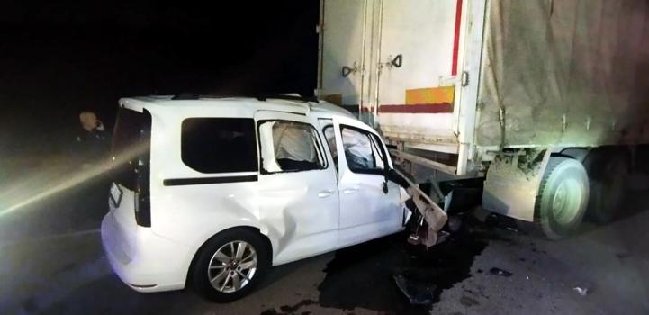 Kamyona çarpan hafif ticari aracın sürücüsü öldü
