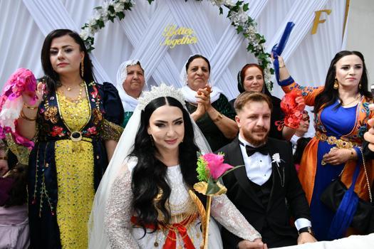 Ukraynalı Aurika’ya 2 gün 2 gece düğün; çifte 1 milyonluk takı ve para