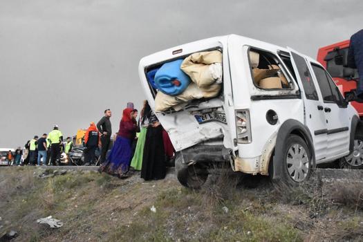 Sivas'ta iki hafif ticari araç çarpıştı: 7 yaralı