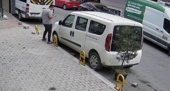 İstanbul - Eyüpsultan'da hatalı park tartışmasında sopalı bıçaklı grup şoförü darbetmeye çalıştı, minibüse saldırdı