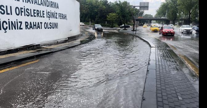 Ankara'da sağanak ve dolu etkili oldu; yollar göle döndü