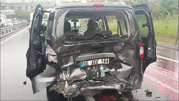 İstanbul-Avcılar'da iki hafif ticari aracın karıştığı kazada 3 kişi yaralandı