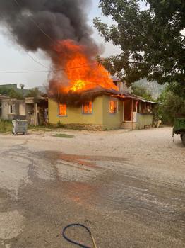 Kozan'da yangın çıkan ev kullanılamaz hale geldi