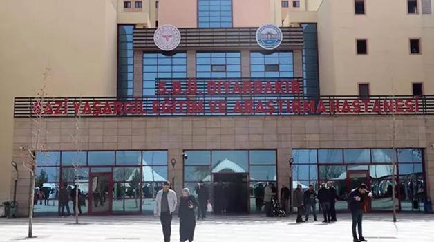 Diyarbakır'da hastane bahçesinde tekme, yumruk ve bıçaklı kavga; 2'si güvenlik görevlisi 8 yaralı