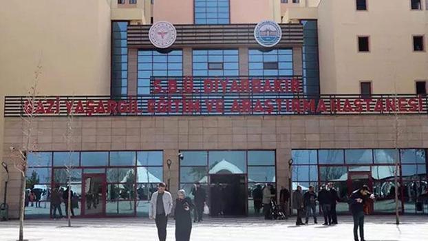 Diyarbakır'da hastane bahçesinde tekme, yumruk ve bıçaklı kavga; 2'si güvenlik görevlisi 8 yaralı