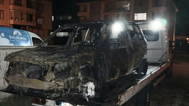 Beypazarı'nda otomobil seyir halindeyken alev aldı; 4 kişilik aile son anda kurtuldu