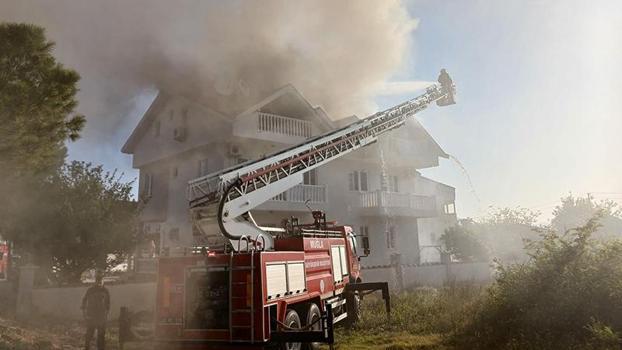 Muğla'da apart otelin çatı katında yangın
