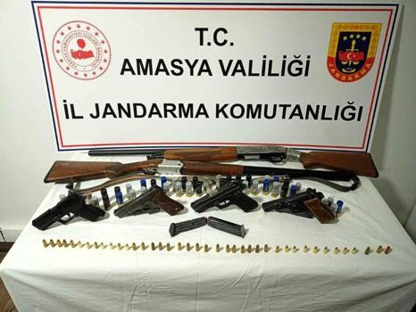 Gazinoda ruhsatsız silah operasyonu: 6 gözaltı