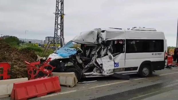 İstanbul- Silivri'de işçileri taşıyan servis minibüsü ile midibüs çarpıştı: 1'ağır 6 yaralı-1