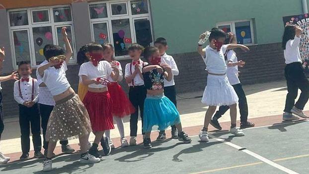 Tokat'ta 4 erkek öğrencinin etek giyip peçe taktığı program için okul yönetimi ve öğretmenlere soruşturma