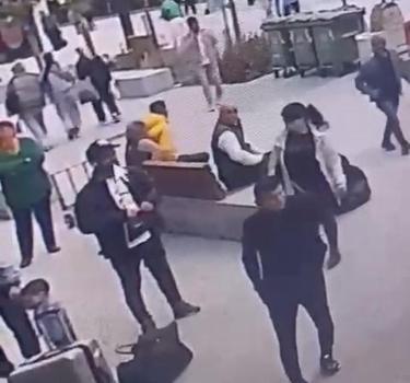 İstanbul - Fatih'te bankta oturan kadının cep telefonunu böyle çaldı