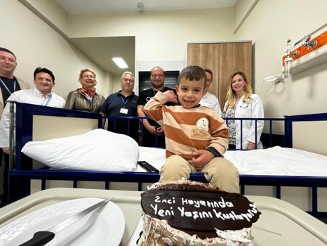 Sınır ötesi karaciğer operasyonuyla ikinci hayatına kavuşan Tamer'e sürpriz doğum günü