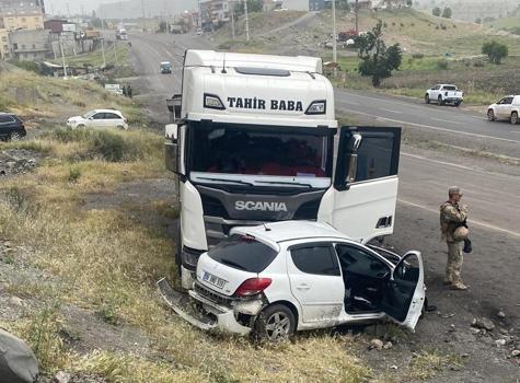 Şırnak'ta TIR ile çarpışan otomobilin sürücüsü öldü