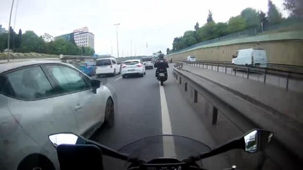 İstanbul- Zeytinburnu D-100 Karayolunda motosiklet kazası kask kamerasında