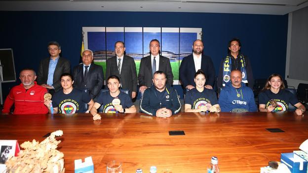 Fenerbahçe Başkanı Ali Koç, Avrupa şampiyonu olan Fenerbahçeli boksörler ile bir araya geldi