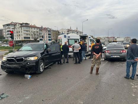 Sivas'ta zincirleme trafik kazası: 3 yaralı