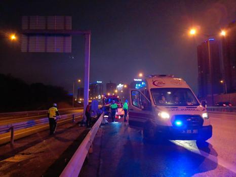 İstanbul- Eyüpsultan TEM Otoyolu'nda otomobil bariyerlere saplandı: 1 ölü, 1 yaralı