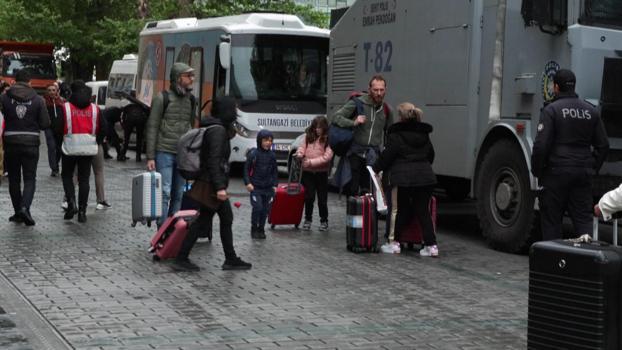 İstanbul - Taksim’deki otellerde kalan turistler yürüyerek alandan ayrıldı