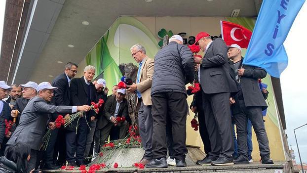 TÜRK-İŞ, Kazancı Yokuşu’na karanfil, Taksim Meydanı’na çelenk bıraktı