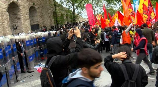 İstanbul - Eylemciler polise damacana ile vurdu